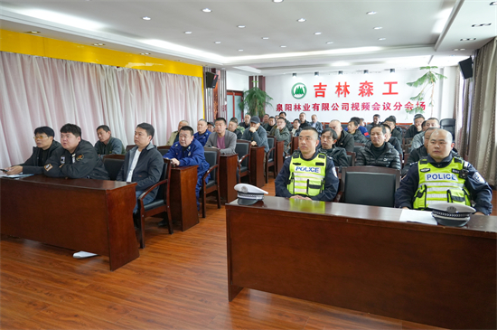 泉林公司开展营林生产前通勤车辆安全检查活动（2）.jpg