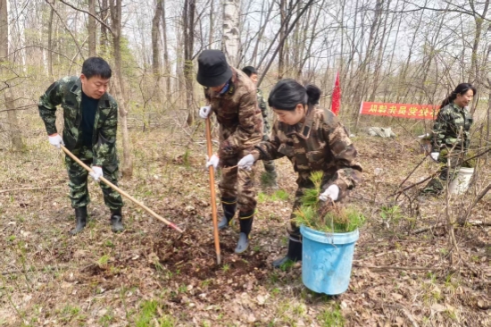 营林处：党旗引领添新绿 植树造林践初心（1）.jpg