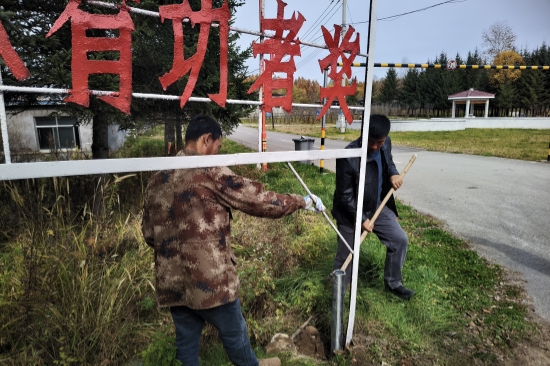 1761808762710350.jpg 抚安林场翻新宣传标语牌筑牢森林防火“视觉防线”(2).jpg