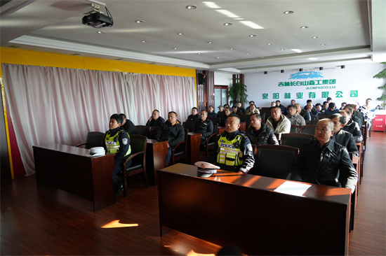 1761810299486441.jpg 筑牢交通防线 严守安全底线  泉林公司开展通勤车安全专项检查(1).jpg