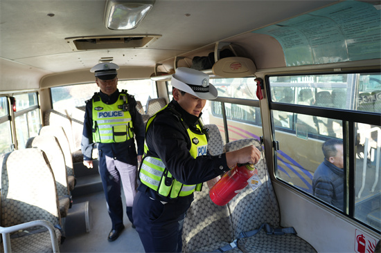 1761810312466919.jpg 筑牢交通防线 严守安全底线  泉林公司开展通勤车安全专项检查(3).jpg