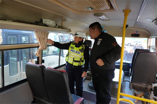 1761810317866790.jpg 筑牢交通防线 严守安全底线  泉林公司开展通勤车安全专项检查(4).jpg